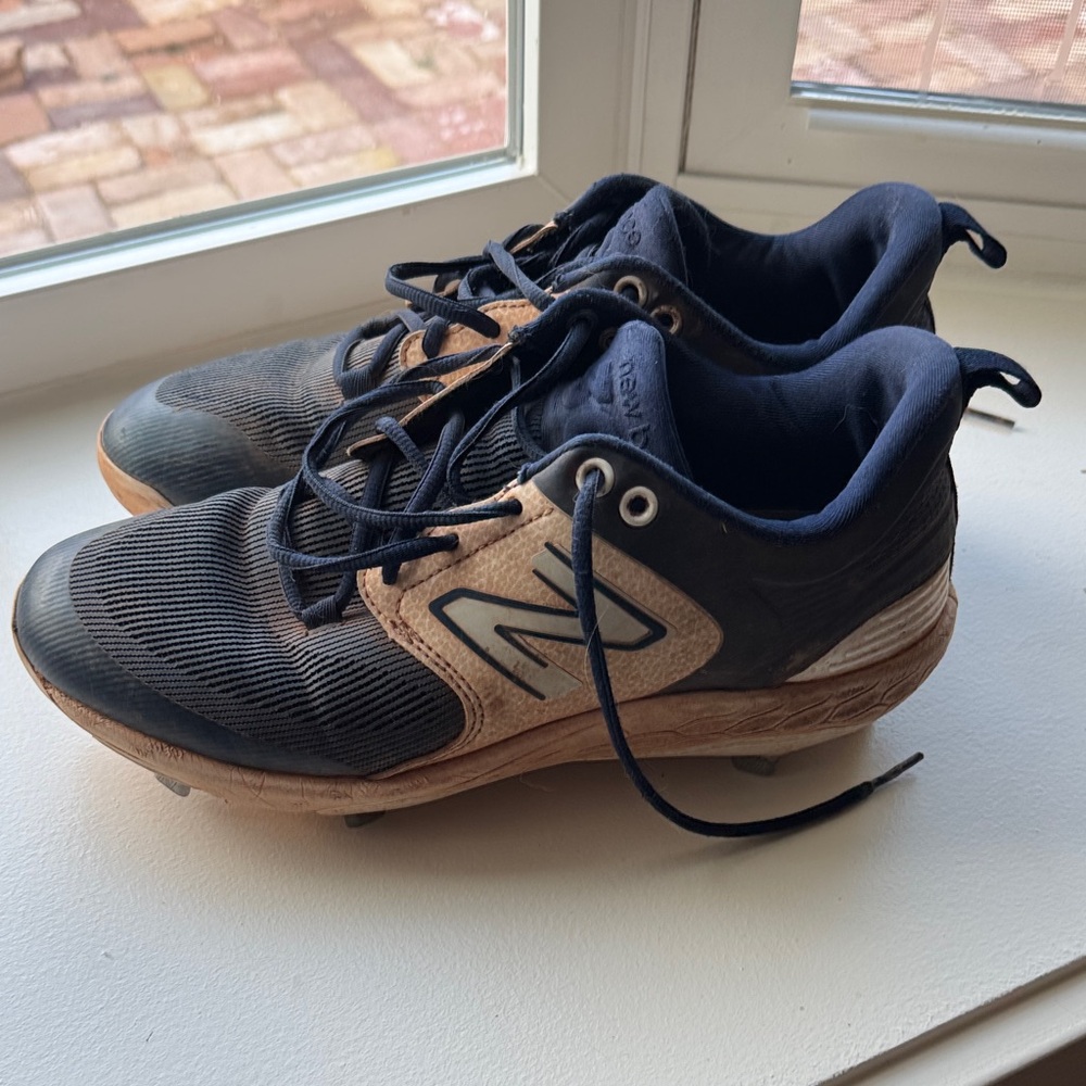 New Balance Men's Blue and white baseball cleats